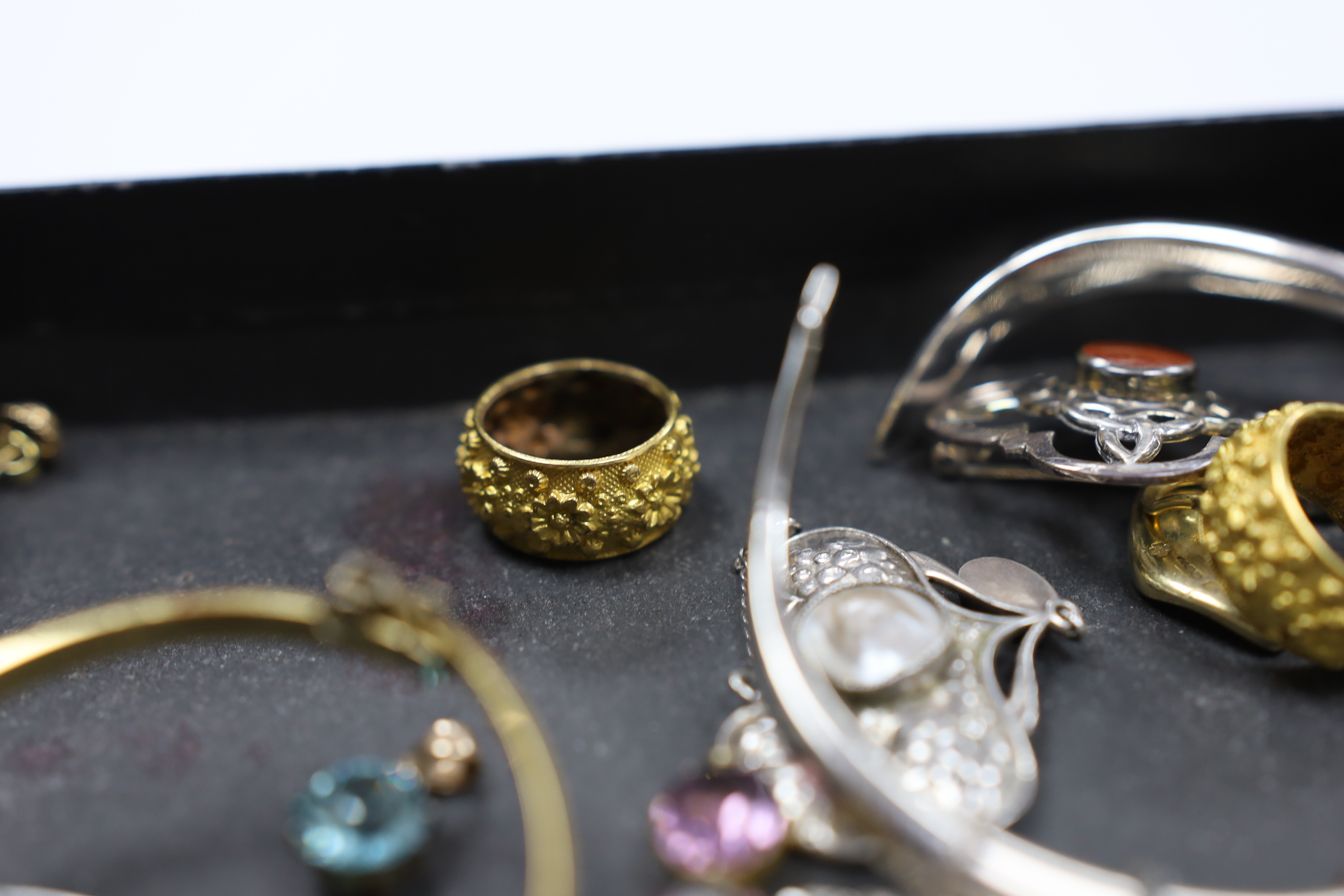 A small quantity of assorted jewellery, including white metal bangle, a silver gilt 'Dearest' bangle, silver thimble with mouse surmount, silver ring, an Art Nouveau style Queensway sterling and mother of pearl set drop